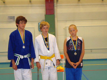 DSC00180 Mattias får guld och Wille brons!