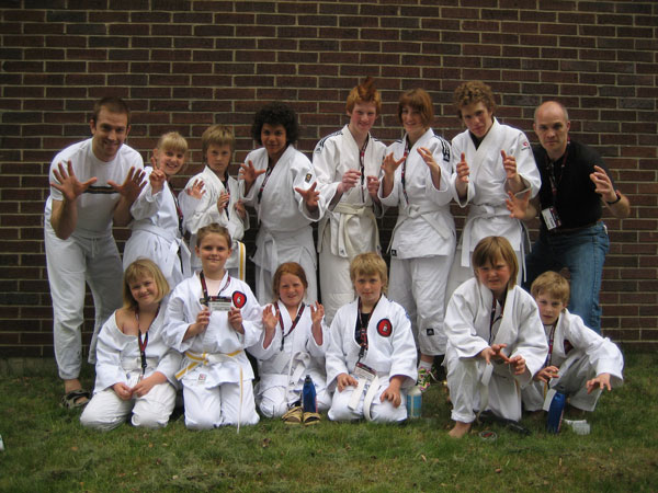 Gruppbildbarn Grymma barn- och juniorfighters från Stenungsunds KA