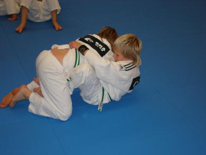 Guard Axel och Anton tränar butterflysvep