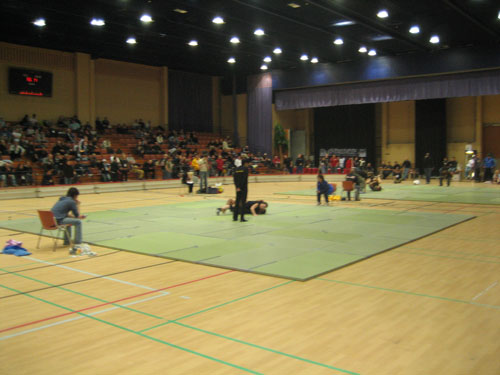 adcc0706 Arenan, de använde sig bara av två mattor vilket gjorde att tävlandet drog ut på tiden.
