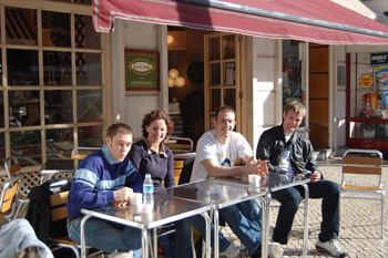 gruppbildeu08 En fika i solen i Lissabon.