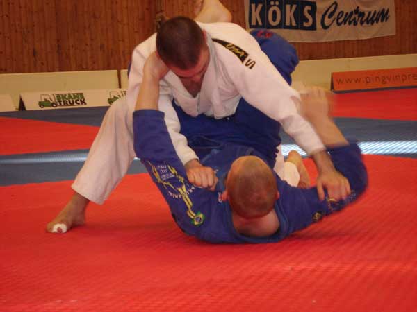kaisho10 Marks finalmatch mot Kaishos Johnny Larsson i den öppna blå klassen. Efter Marks uppvisning av kast under dagen hoppade Johnny till guard tidigt i matchen. Därifrån kunde han senare sätta en armbar.