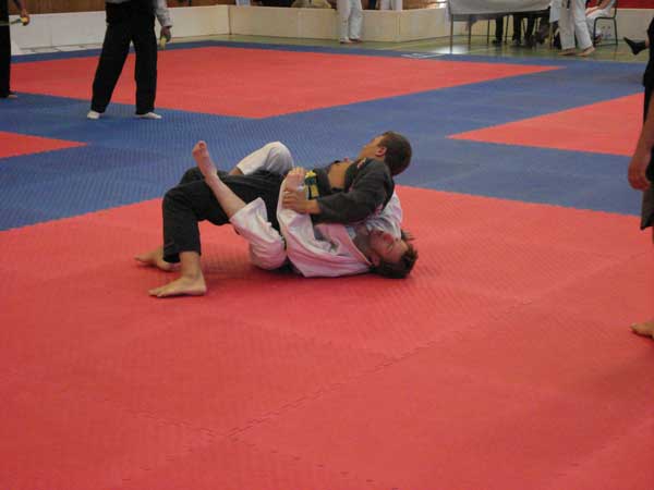 kaisho4 Örjans match i öppen klass på söndagen. Örjan gjorde en mycket bra match och hade bl.a. en armbar kopplad som såg ut att sitta. Här har han tagit rygg men skulle senare tvingas klappa på armbar.