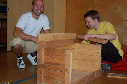 kristinedalaug0704 Ernst och Kristoffer gör finsnickeri