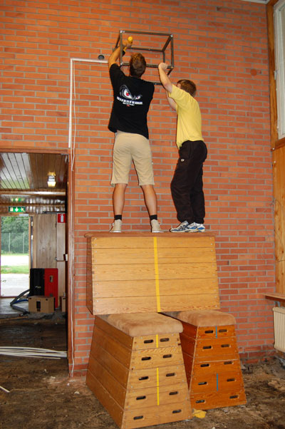 kristinedalaug0706 Mikael och Kristoffer plockar ned högtalarna från gamla lokalen