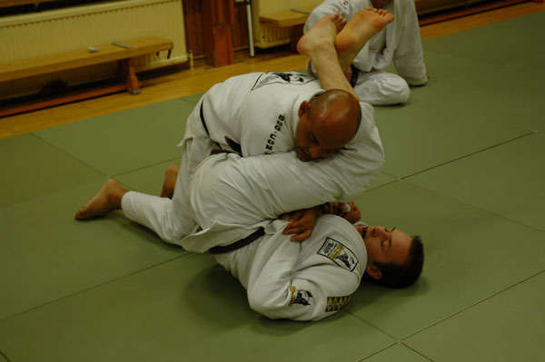 marceloI Marcelo visar försvar mot armbar på Martin