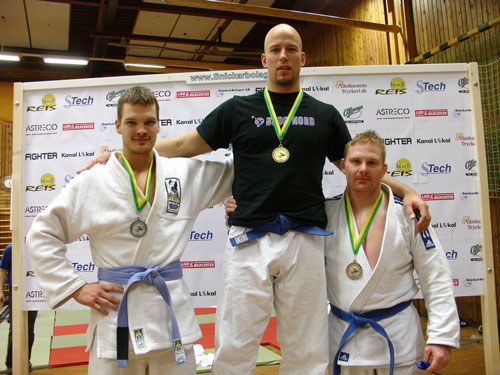 prispall100,5blue -100,5 kg blåbälte, Mikael Marffy som tävlar på hög nivå i Judo och BJJ tog hem guldet, Mikael Knutsson kom 2:a och Johnny Larsson från Hilti Stockholm tog brons.