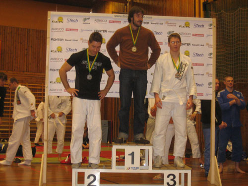 prispall76vit -76 kg vitbälte, Martin "Greven" Hedenbergh från Gladius MMA på andra plats, Benedetto délia tog Guld och Sebastian Kroon tog bronset.