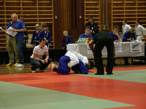 stdbjjopen0609 Här ser vi Albin på ryggen mot en duktig kille som gick på Seoi nage, nästa gång tar du honom Albin!